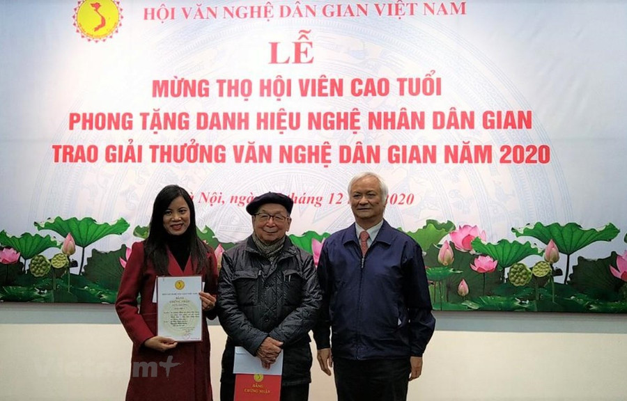 Tiến sỹ Lê Hồng Lý, Chủ tịch Hội Văn nghệ dân gian Việt Nam (phải) trao hai giải cao nhất cho các tác giả. (Ảnh: Minh Thu/Vietnam+) Tiến sỹ Lê Hồng Lý, Chủ tịch Hội Văn nghệ dân gian Việt Nam (phải) trao hai giải cao nhất cho các tác giả. (Ảnh: Minh Thu/Vietnam+)