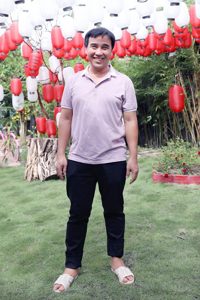 Dù lạc vào chốn tiên cảnh nhưng MC Quyền Linh vẫn như một anh nông dân giản dị với trang phục thường ngày. Ở tuổi 51, Quyền Linh vẫn giữ cuộc sống giản dị như ăn cơm bụi, mang dép tổ ong. Nam MC và vợ cũng rất mực tình cảm. Anh thấy may mắn vì lấy được người vợ xinh đẹp, thông minh như Dạ Thảo ẢNH: TRẦN MINH