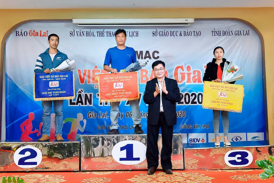 Ông Huỳnh Kiên-Tổng Biên tập Báo Gia Lai trao giải toàn đoàn hệ THPT cho các đoàn VĐV đạt thành tích cao. Ảnh: Đức Thụy