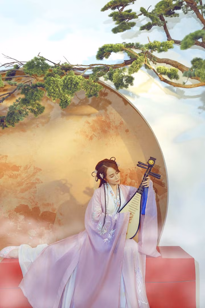 Quỳnh Nga nói, khi đi học múa cô thấy có rất nhiều ích lợi tốt đẹp, giúp chị em nữ tính, mềm mại, bay bổng hơn. Chính vì vậy, Quỳnh Nga thực hiện bộ ảnh cổ trang để "chuyển hoá" những xúc cảm của mình thành hình ảnh. Cô cũng đang ấp ủ một dự án liên quan đến múa cổ trang, múa dân gian... Quỳnh Nga nói, khi đi học múa cô thấy có rất nhiều ích lợi tốt đẹp, giúp chị em nữ tính, mềm mại, bay bổng hơn. Chính vì vậy, Quỳnh Nga thực hiện bộ ảnh cổ trang để