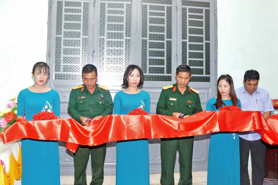 Bàn giao nhà mái ấm công đoàn. Ảnh: Vĩnh Hoàng 