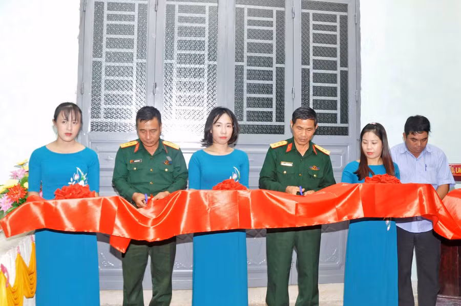 Bàn giao nhà mái ấm công đoàn. Ảnh: Vĩnh Hoàng 