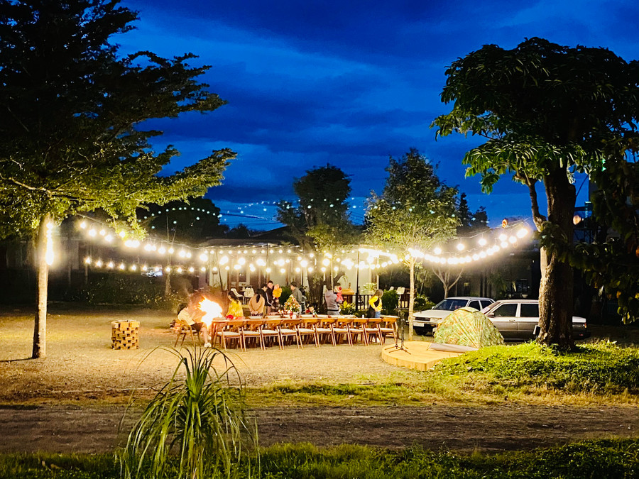 Paksong Farmstay chú trọng những buổi tiệc đêm ngoài trời ấm áp. Ảnh: Nguyễn Giang Paksong Farmstay chú trọng những buổi tiệc đêm ngoài trời ấm áp. Ảnh: Nguyễn Giang