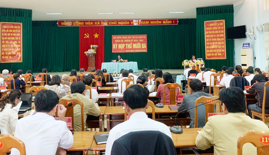 Quang cảnh kỳ họp thứ mười ba HĐND thị xã Ayun Pa khóa XII, nhiệm kỳ 2016-2021. Ảnh: Vũ Chi  Quang cảnh kỳ họp thứ mười ba HĐND thị xã Ayun Pa khóa XII, nhiệm kỳ 2016-2021. Ảnh: Vũ Chi