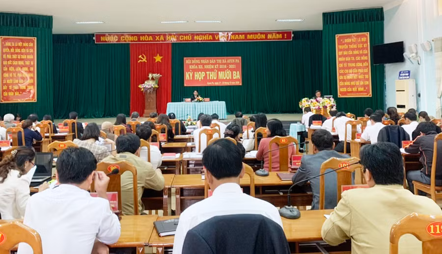  Quang cảnh kỳ họp thứ mười ba HĐND thị xã Ayun Pa khóa XII, nhiệm kỳ 2016-2021. Ảnh: Vũ Chi
