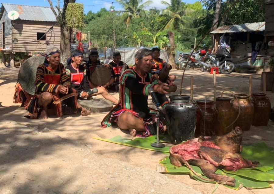 Phục dựng lễ cúng mừng lúa mới tại thôn Ama H'Lăk (xã Chư Mố). Ảnh.Vũ Chi