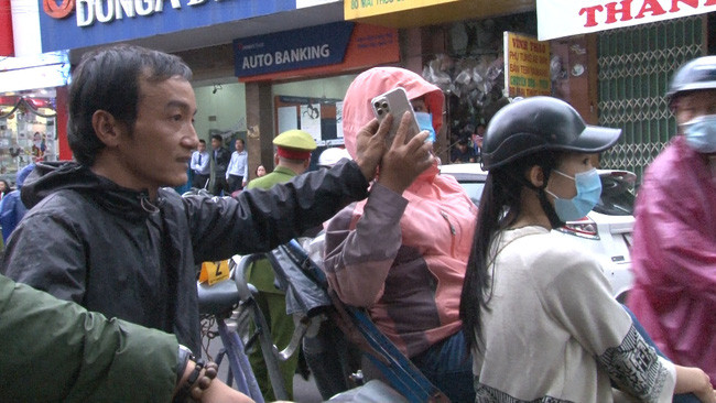 Công an dựng lại hiện trường vụ án. Công an dựng lại hiện trường vụ án.