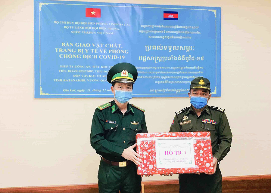 Đại tá Trần Tiến Hải trao vật tư y tế hỗ trợ lực lượng bảo vệ biên giới Campuchia. Ảnh: Vĩnh Hoàng Đại tá Trần Tiến Hải trao vật tự y tế hỗ trợ lực lượng bảo vệ biên giới Campuchia. Ảnh: Vĩnh Hoàng