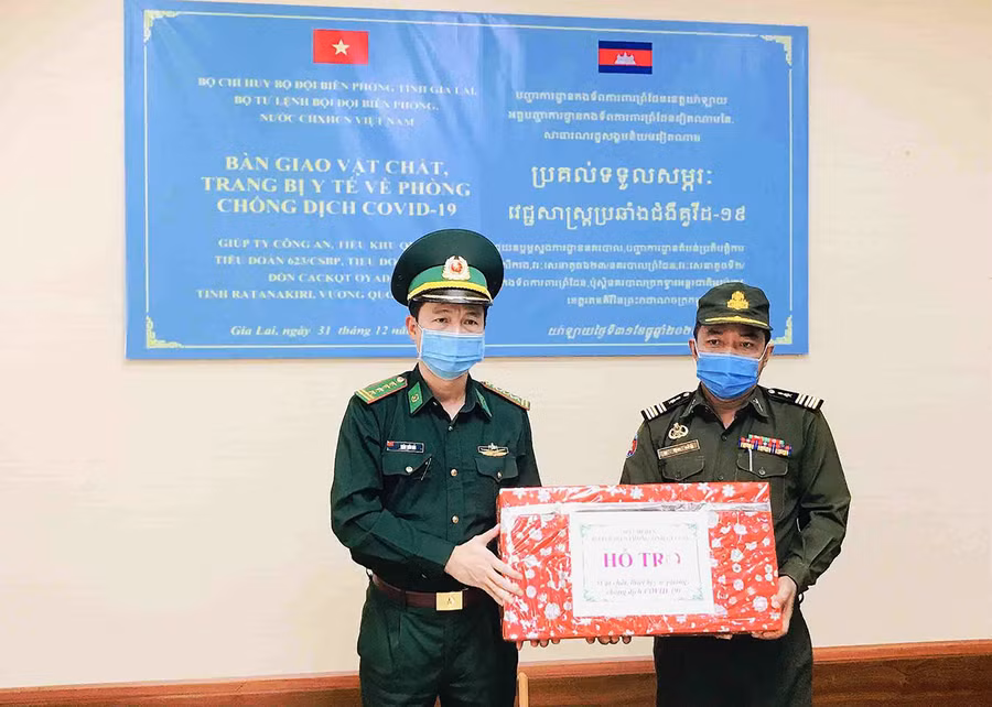 Đại tá Trần Tiến Hải trao vật tự y tế hỗ trợ lực lượng bảo vệ biên giới Campuchia. Ảnh: Vĩnh Hoàng