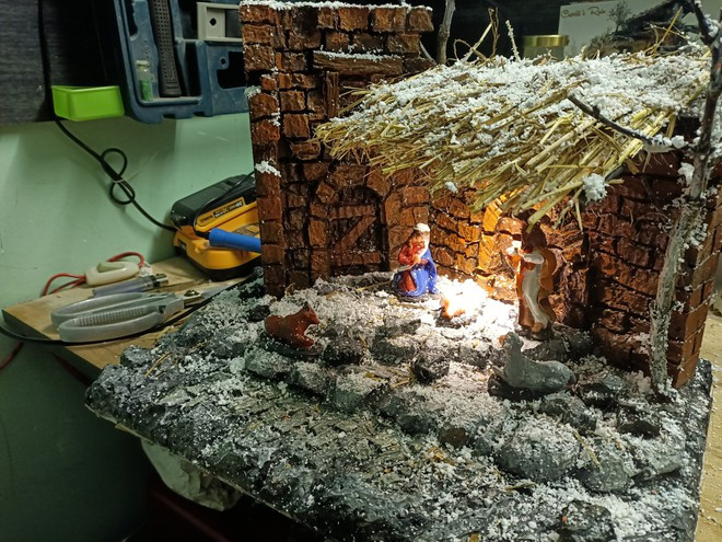 Hang đá được anh làm từ xốp, gỗ bỏ đi ẢNH: N.Đ.HÙNG