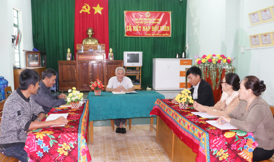 Bí thư Chi bộ tổ dân phố 5 Trần Chấn Cận (ngồi giữa) cùng Chi ủy triển khai nhiệm vụ công tác của tổ dân phố. Ảnh: Ngọc Minh Bí thư Chi bộ tổ dân phố 5 Trần Chấn Cận (ngồi giữa) cùng Chi ủy triển khai nhiệm vụ công tác của tổ dân phố. Ảnh: Ngọc Minh