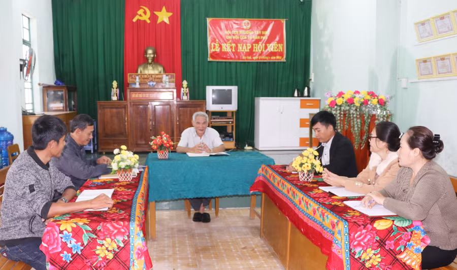 Bí thư Chi bộ tổ dân phố 5 Trần Chấn Cận (ngồi giữa) cùng Chi ủy triển khai nhiệm vụ công tác của tổ dân phố. Ảnh: Ngọc Minh 