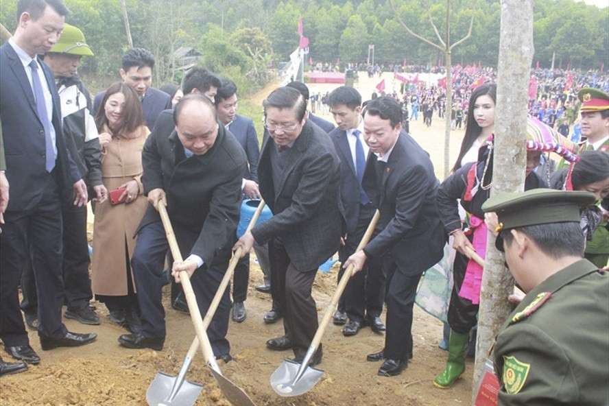 Thủ tướng Nguyễn Xuân Phúc cùng các lãnh đạo trung ương, lãnh đạo tỉnh Yên Bái trồng cây hồi đầu năm 2020. Ảnh T.Vương Thủ tướng Nguyễn Xuân Phúc cùng các lãnh đạo trung ương, lãnh đạo tỉnh Yên Bái trồng cây hồi đầu năm 2020. Ảnh T.Vương