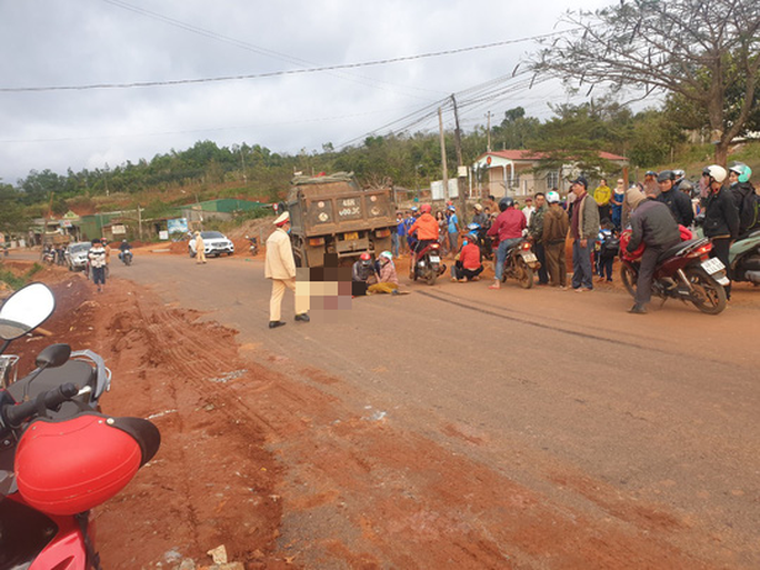 Chứng kiến vụ việc, người thân của em H. khóc ngất