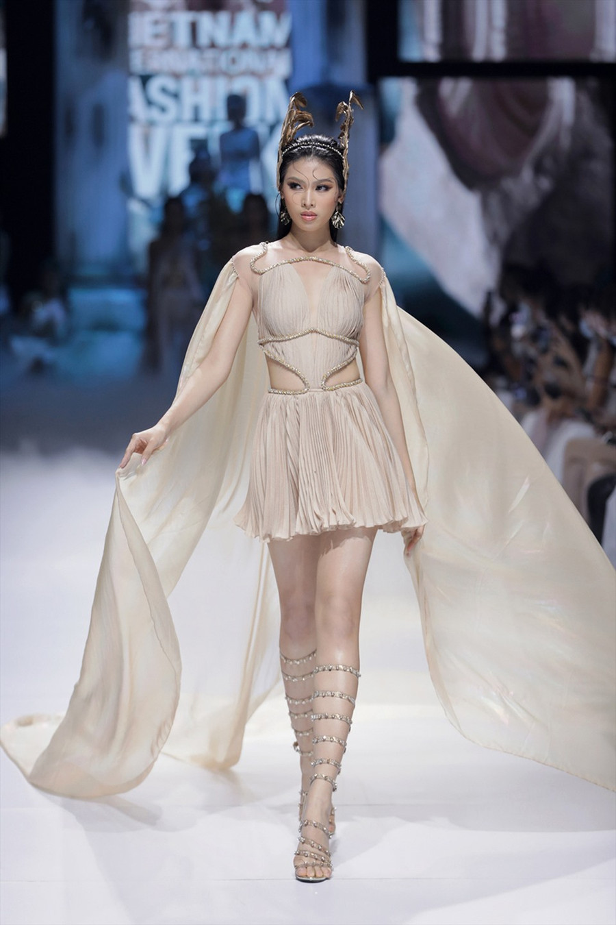 Trong khuôn khổ sự kiện Tuần lễ thời trang quốc tế Việt Nam 2020, nhà thiết kế Đỗ Long trình làng show diễn 