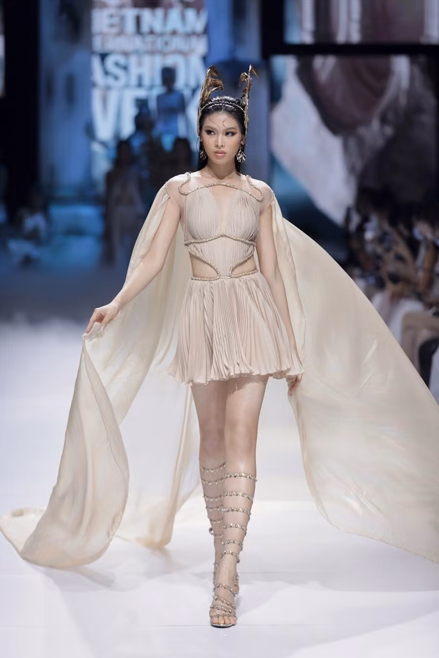 Trong khuôn khổ sự kiện Tuần lễ thời trang quốc tế Việt Nam 2020, nhà thiết kế Đỗ Long trình làng show diễn 