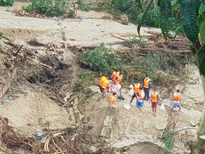  Một nạn nhân vụ lở núi ở Nam Trà My được tìm thấy ven bờ sông Leng