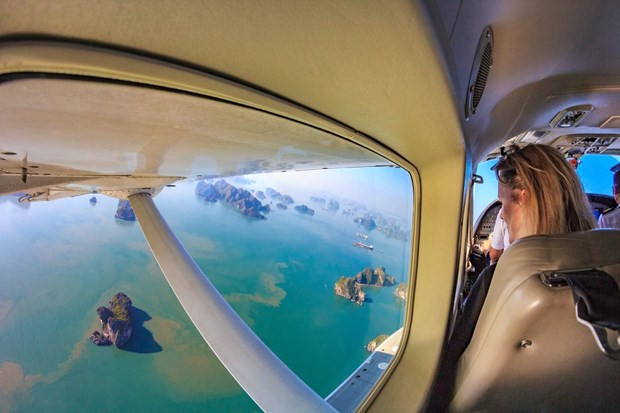 Du khách chiêm ngưỡng toàn cảnh vịnh Hạ Long từ trên cao với dịch vụ thủy phi cơ. (Ảnh; CTV/Vietnam+) Du khách chiêm ngưỡng toàn cảnh vịnh Hạ Long từ trên cao với dịch vụ thủy phi cơ. (Ảnh; CTV/Vietnam+)