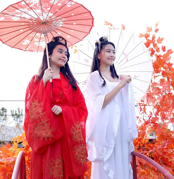 Mới đây, gia đình MC Quyền Linh đã có những trải nghiệm thú vị ở phim trường Tây Thiên Cổ Quán của đạo diễn Quyền Lộc - em trai Quyền Linh, tọa lạc tại phường Lộc Hưng, Trảng Bàng, Tây Ninh. Hai con gái diễn viên Đồng tiền xương máu diện trang phục cổ trang, thích thú chụp ảnh kỷ niệm. ẢNH: TRẦN MÌNH