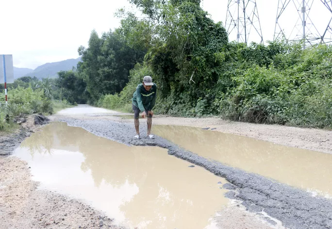 Đường ĐH8 tại xã Duy Sơn, huyện Duy Xuyên, tỉnh Quảng Nam đầy “ổ voi” sau khi cho VEC mượn thi công đường cao tốc Ảnh: TRẦN THƯỜNG