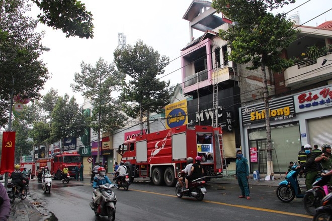 Cảnh sát PCCC cứu hộ tại hiện trường vụ cháy. Ảnh: Đ.T