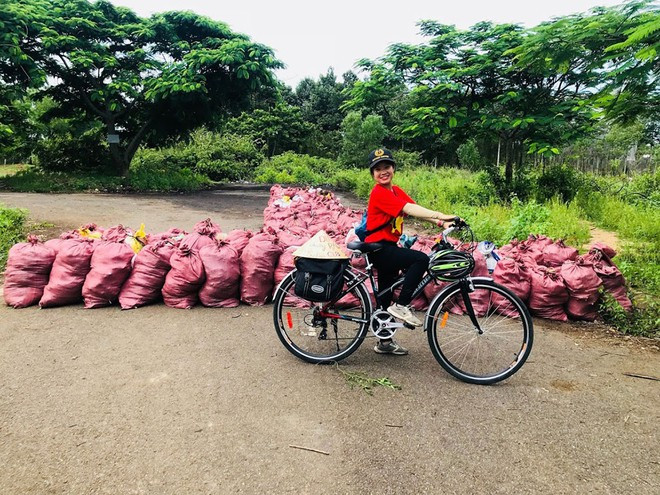 Ngọc Ánh trong một lần tham gia nhặt rác ẢNH: NGỌC ÁNH