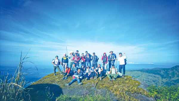 Du khách khám phá đỉnh Chư Nâm (huyện Chư Păh). Ảnh: Vietjoy tourist
