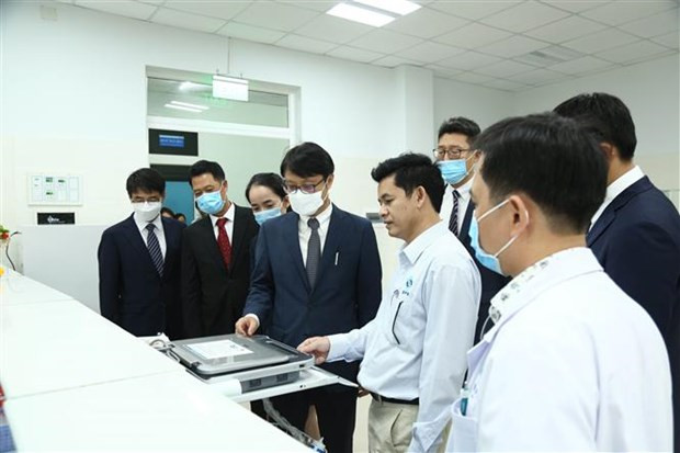 Các đại biểu kiểm tra thiết bị siêu âm tại Bệnh viện sản Nhi Quảng Ngãi. (Ảnh: Sỹ Thắng/TTXVN)