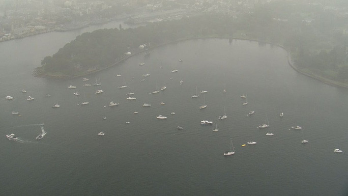 Một trong những lựa chọn dành cho những người muốn xem màn trình diễn pháo hoa ở cầu cảng Sydney là đi thuyền. Ảnh: 9News