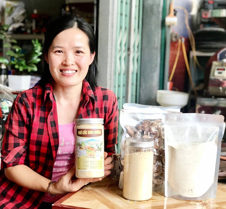  Chị Lưu Thị Thoa bên sản phẩm bột ngũ cốc dinh dưỡng. Ảnh: Vũ Thảo