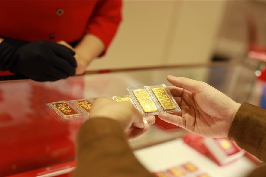 Giao dịch vàng miếng SJC. Ảnh: Hải Nguyễn Giao dịch vàng miếng SJC. Ảnh: Hải Nguyễn