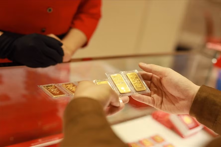 Giao dịch vàng miếng SJC. Ảnh: Hải Nguyễn