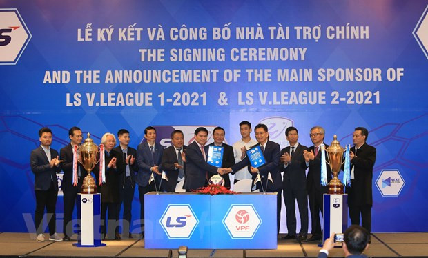 Lễ ký kết hợp đồng tài trợ giữa Công ty cổ phần bóng đá chuyên nghiệp Việt Nam (VPF) và tập đoàn LS Holdings chiều 24/12 tại Hà Nội. (Ảnh: Đức Cường/Vietnam+)