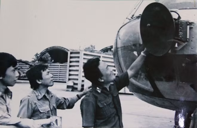 Lắp đặt thiết bị trinh sát chuyên dụng trên An-26 làm nhiệm vụ tuần tiễu biển đảo, 1987; hình: Tư liệu. MAI THANH HẢI