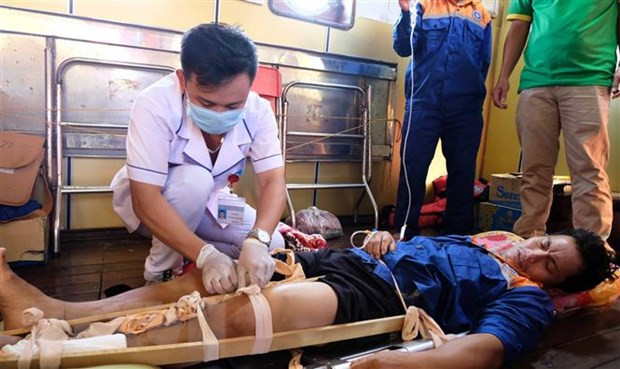 Bác sỹ sơ cứu cho một thuyền viên gặp nạn. (Ảnh: Nguyễn Dũng/TTXVN) Bác sỹ sơ cứu cho một thuyền viên gặp nạn. (Ảnh: Nguyễn Dũng/TTXVN)