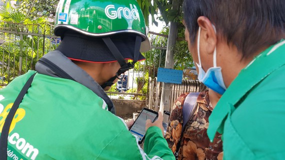 Một đối tượng giả danh GrabBike đứng đón khách tại Bến xe miền Đông (quận Bình Thạnh, TPHCM) Một đối tượng giả danh GrabBike đứng đón khách tại Bến xe miền Đông (quận Bình Thạnh, TPHCM)