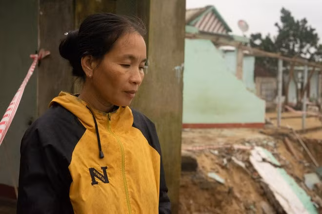 Bà Nguyễn Thị Cảm lo lắng vì không còn nhà để ở - Ảnh: Thanh Quân