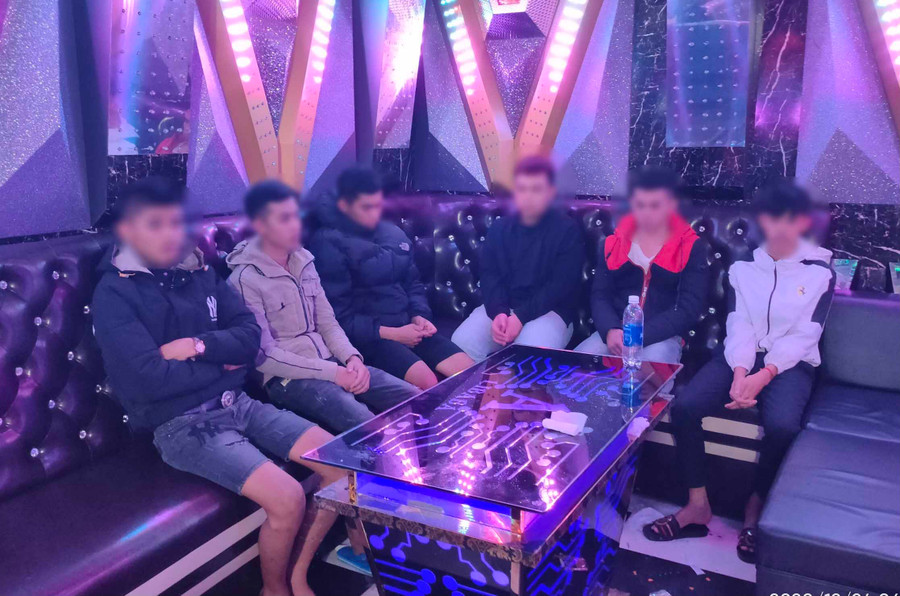 6 đối tượng bị bắt quả tang tại phòng số 9. Ảnh: Văn Ngọc 6 đối tượng bị bắt quả tang tại phòng số 9. Ảnh: Văn Ngọc