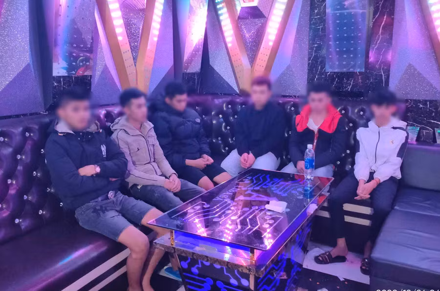 6 đối tượng bị bắt quả tang tại phòng số 9. Ảnh: Văn Ngọc