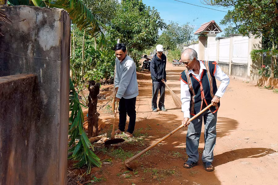 4.Già làng Hyưr cùng bà con trong làng làm vệ sinh đường làng, tạo cảnh quan – xanh – sạch – đẹp.