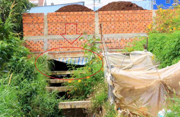 Ngang nhiên nắn dòng suối và xây dựng kiên cố trái phép.