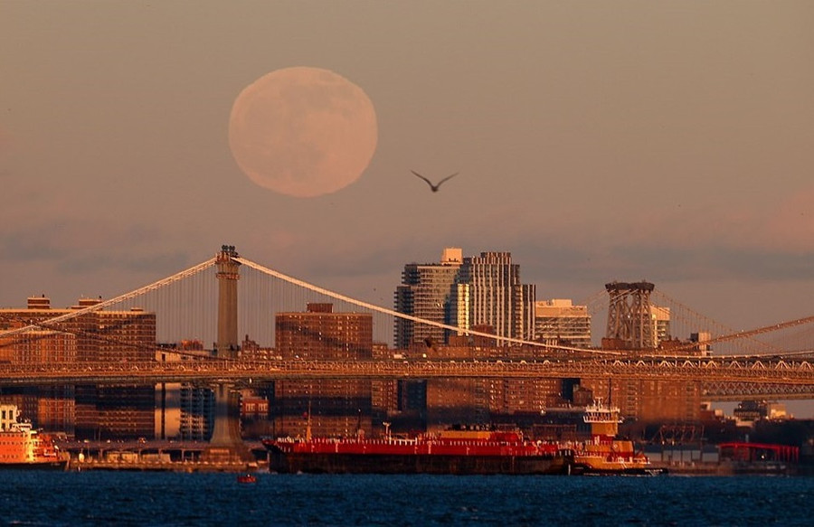 Trăng rằm xuất hiện ở bắc bán cầu vào mùa đông còn được gọi là trăng lạnh. Còn ở nam bán cầu, trăng rằm tháng 12 thường được gọi là trăng dâu, trăng mật hay trăng hồng. Ảnh: AFP/Getty Trăng rằm xuất hiện ở bắc bán cầu vào mùa đông còn được gọi là trăng lạnh. Còn ở nam bán cầu, trăng rằm tháng 12 thường được gọi là trăng dâu, trăng mật hay trăng hồng. Ảnh: AFP/Getty