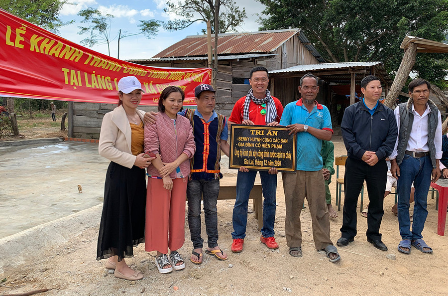  Đại diện Quỹ hỗ trợ bệnh nhân nghèo cùng chính quyền địa phương chụp ảnh lưu niệm tại lễ khánh thành. Ảnh: Như Nguyện