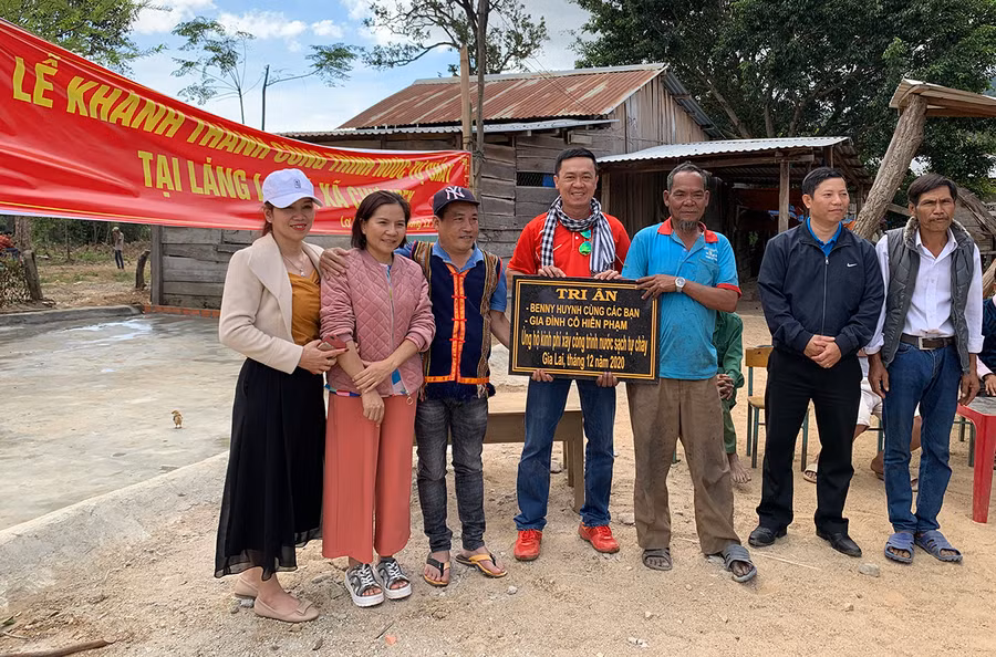  Đại diện Quỹ hỗ trợ bệnh nhân nghèo cùng chính quyền địa phương chụp ảnh lưu niệm tại lễ khánh thành. Ảnh: Như Nguyện