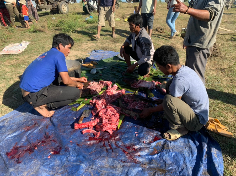 3.Các anh thanh niên phụ trách xẻ thịt heo.