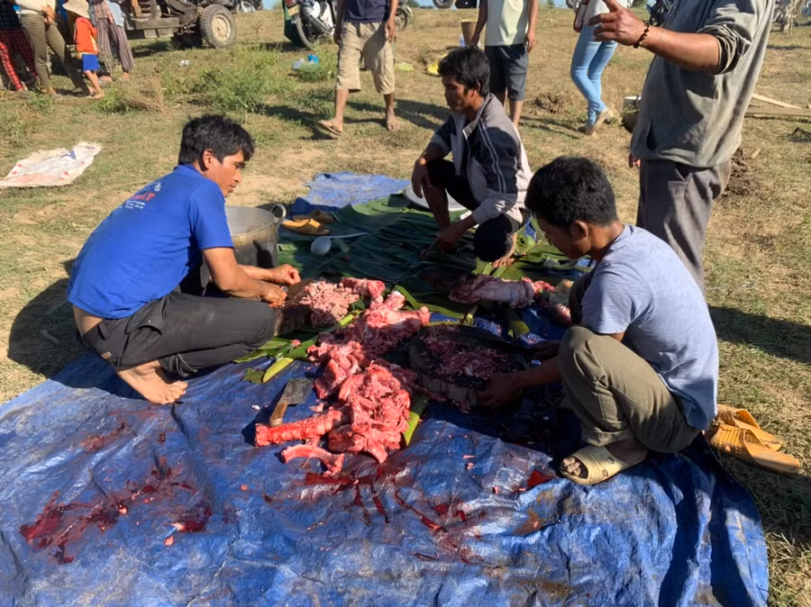 3.Các anh thanh niên phụ trách xẻ thịt heo.