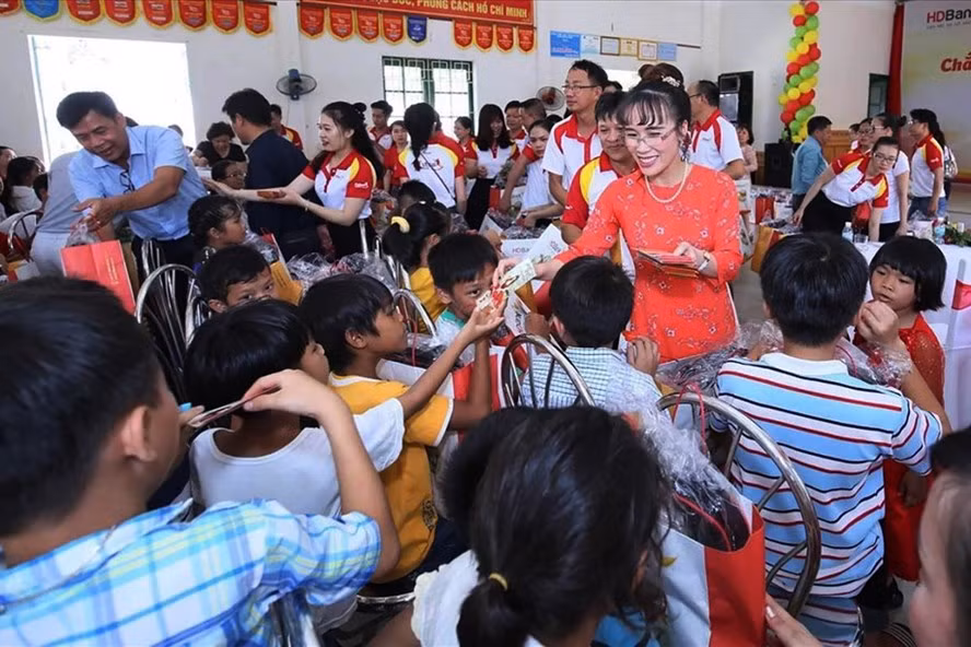 Bà Nguyễn Thị Phương Thảo dành mối quan tâm đặc biệt tới các trẻ em chịu thiệt thòi trong cuộc sống. Ảnh: Hữu Tài.