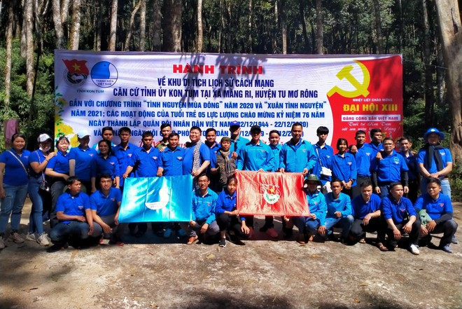 Tỉnh đoàn Kon Tum tổ chức Hành trình về nguồn - Ảnh: ĐỨC NHẬT Tỉnh đoàn Kon Tum tổ chức Hành trình về nguồn - Ảnh: ĐỨC NHẬT