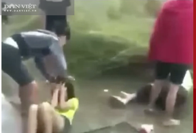 Hình ảnh hai nữ sinh bị đánh đập dã man.