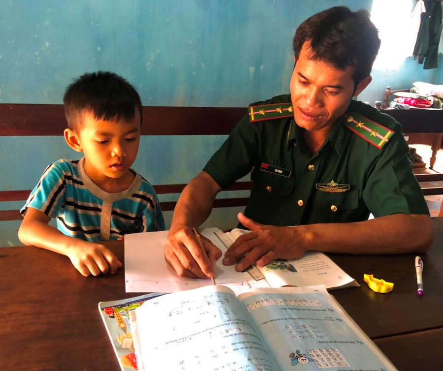 Trở thành con nuôi của Đồn Biên phòng Ia Nan (huyện Đức Cơ), em Kpuih Trí được các cha nuôi quan tâm, yêu thương và chăm sóc. Ảnh: Anh Huy
